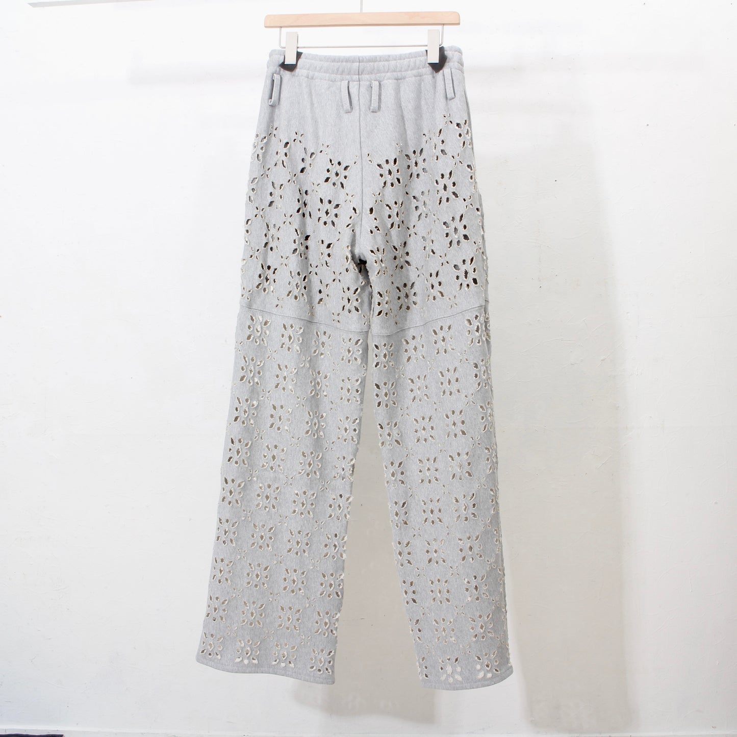 FLOWER HOLE SWEAT PANTS  / gray