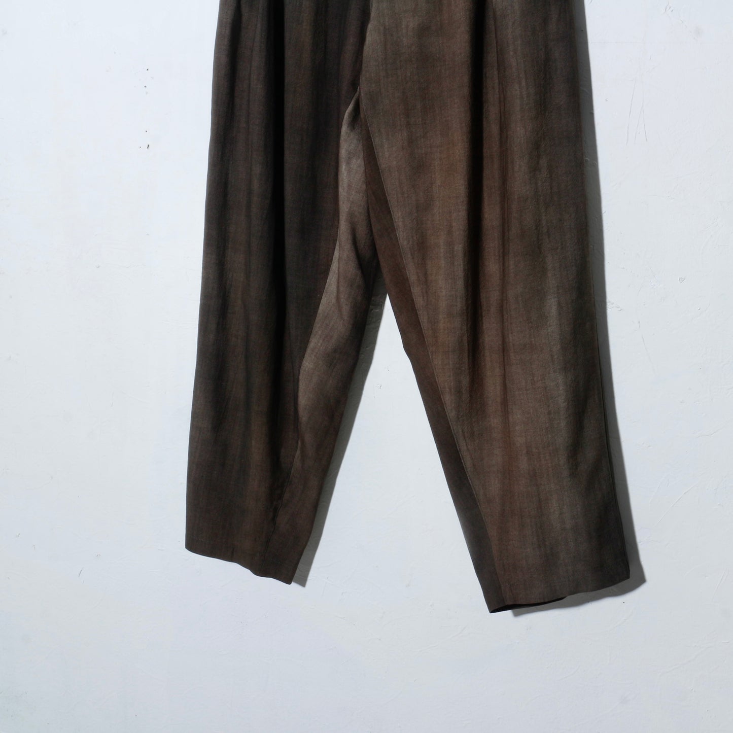 Uneven Dyed 2Tuck Trousers / charcoal