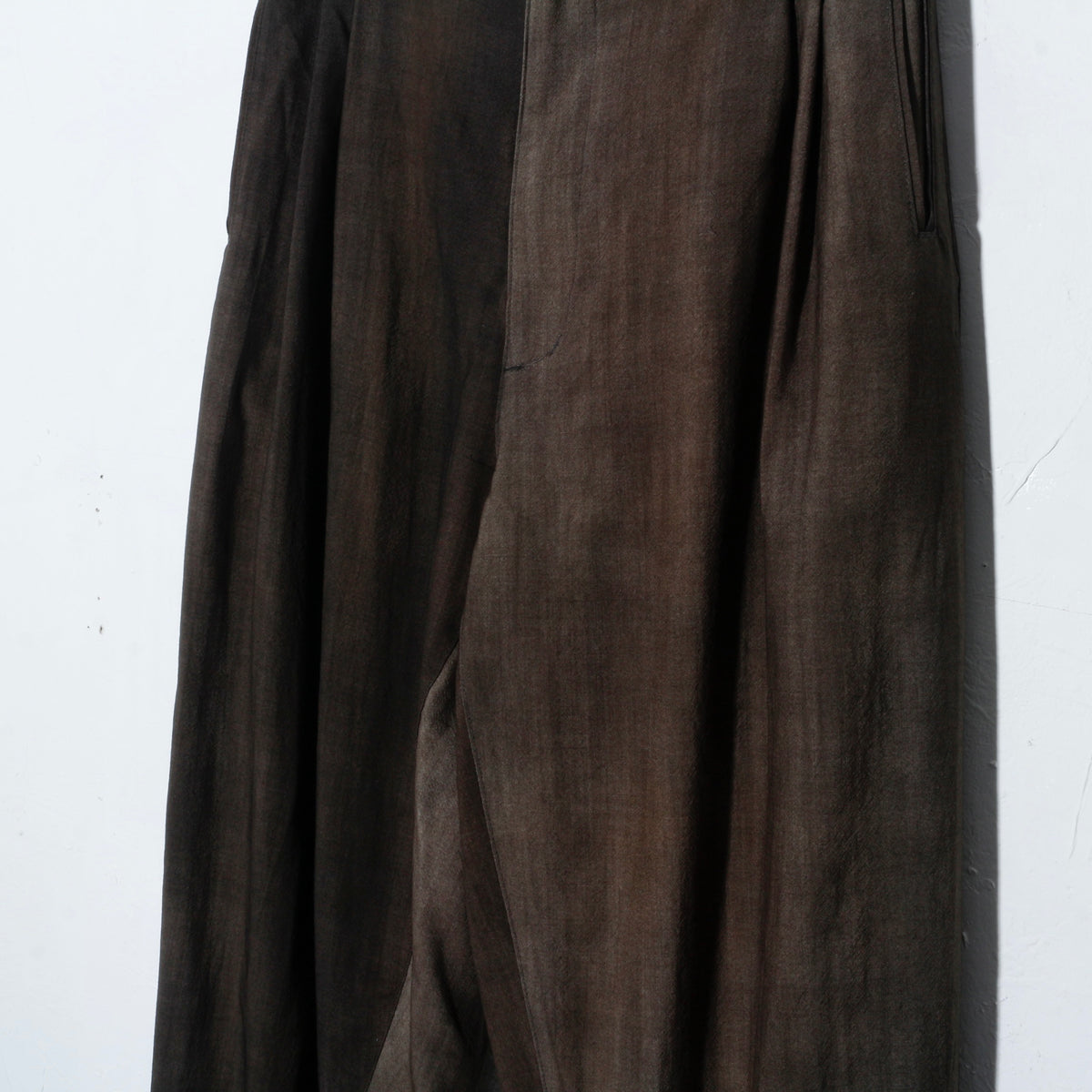 Uneven Dyed 2Tuck Trousers / charcoal