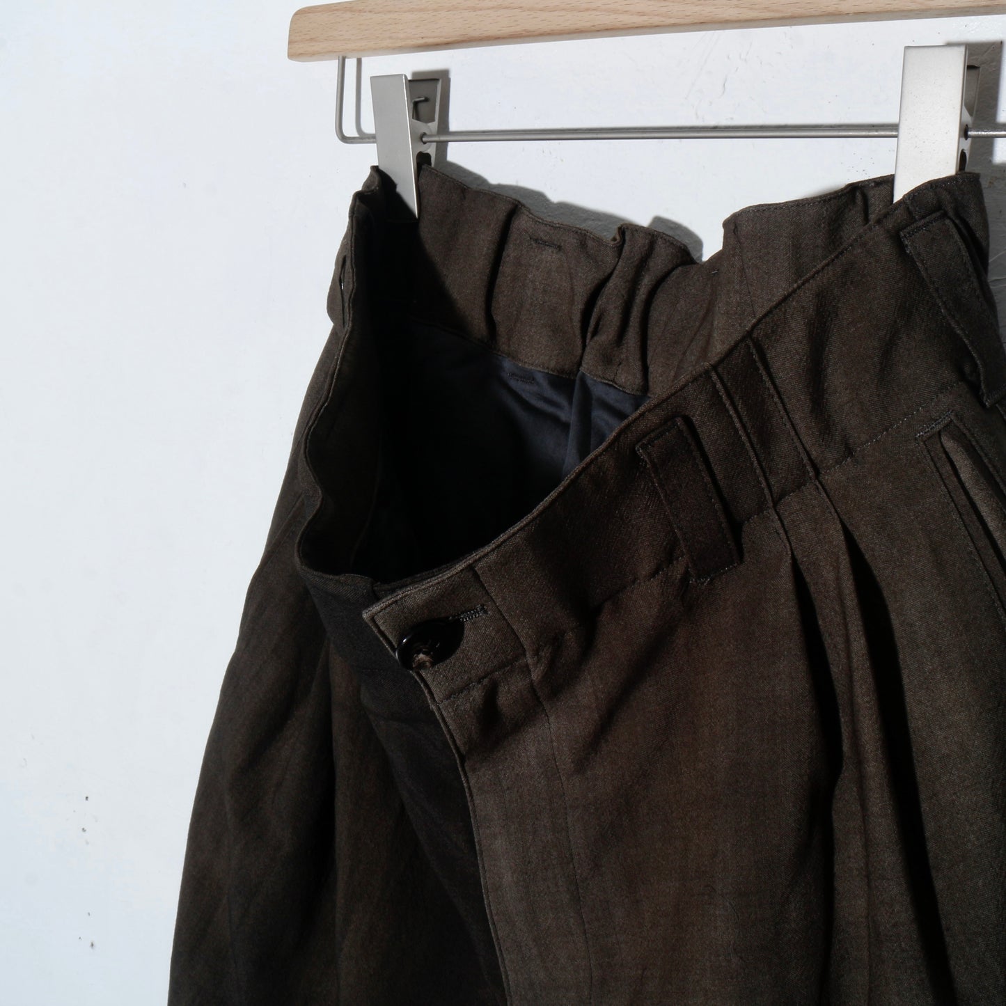 Uneven Dyed 2Tuck Trousers / charcoal