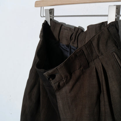 Uneven Dyed 2Tuck Trousers / charcoal