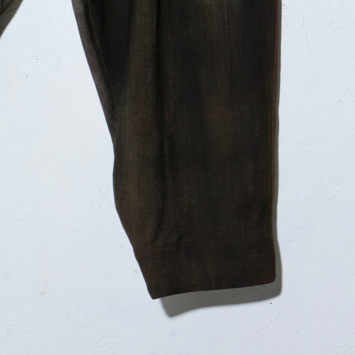 Uneven Dyed 6tuck Pants / charcoal