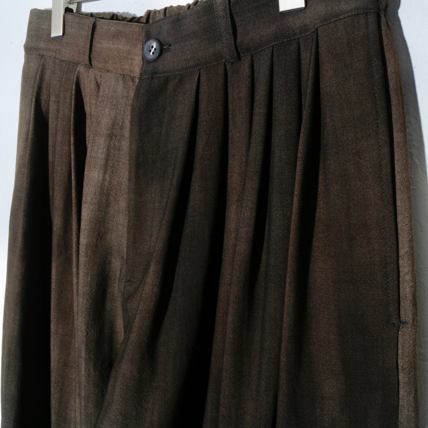Uneven Dyed 6tuck Pants / charcoal