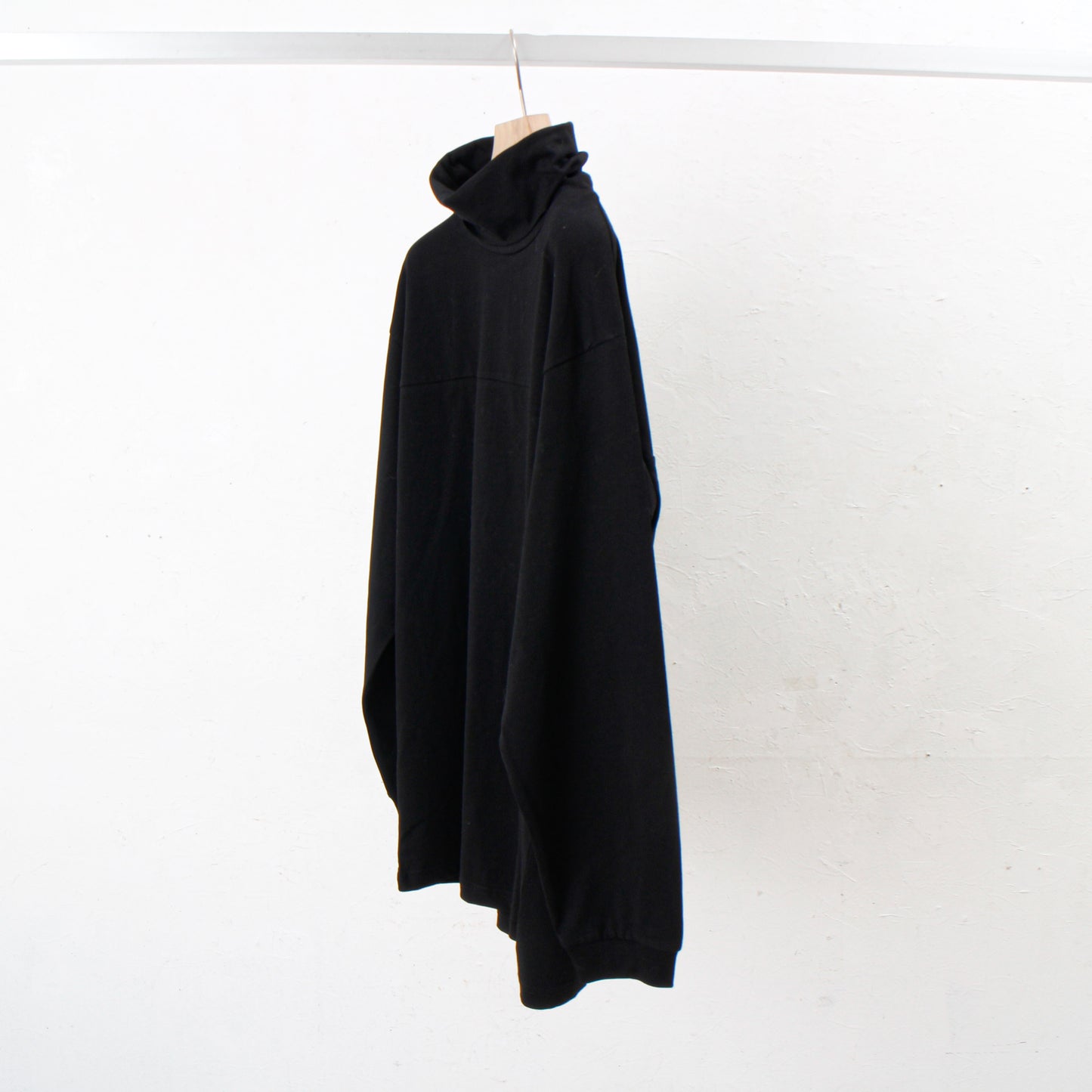 PANEL NECK L/S TEE / bk