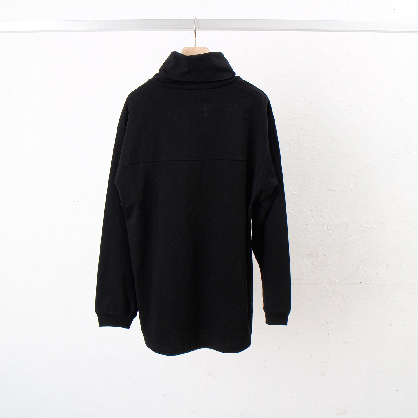 PANEL NECK L/S TEE / bk