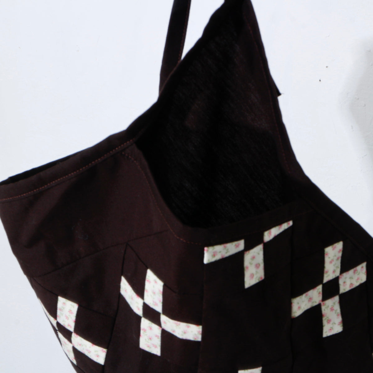 【HOUSE QUILT】 / APRON（ROUND）＜CROSS＞　※受注生産アイテムとなります。