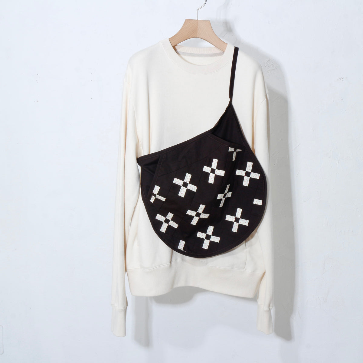【HOUSE QUILT】 / APRON（ROUND）＜CROSS＞　※受注生産アイテムとなります。