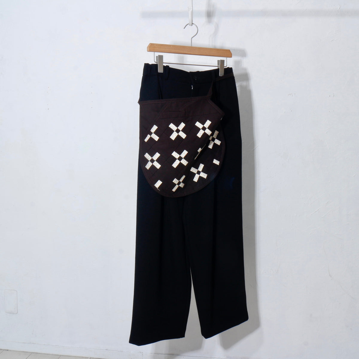 【HOUSE QUILT】 / APRON（ROUND）＜CROSS＞　※受注生産アイテムとなります。