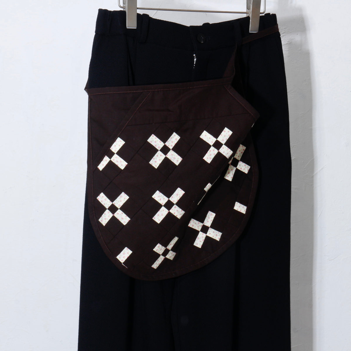【HOUSE QUILT】 / APRON（ROUND）＜CROSS＞　※受注生産アイテムとなります。