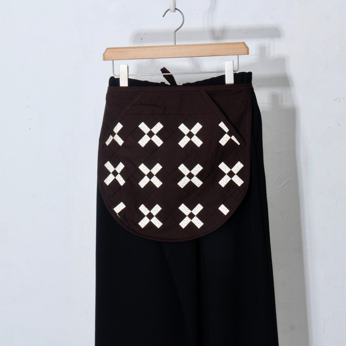 【HOUSE QUILT】 / APRON（ROUND）＜CROSS＞　※受注生産アイテムとなります。