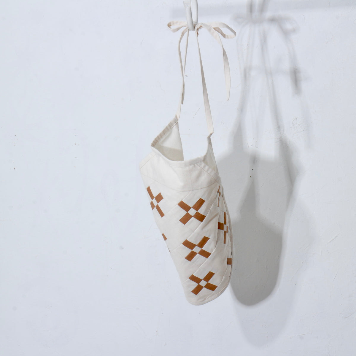 【HOUSE QUILT】 / APRON（ROUND）＜CROSS＞　※受注生産アイテムとなります。