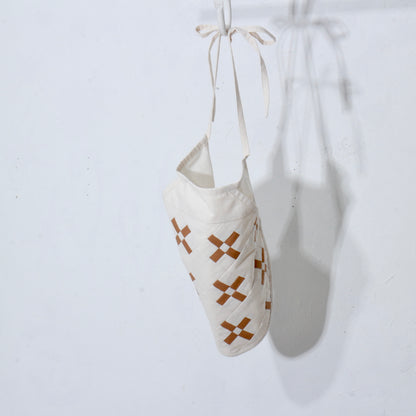 【HOUSE QUILT】 / APRON（ROUND）＜CROSS＞　※受注生産アイテムとなります。