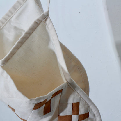 【HOUSE QUILT】 / APRON（ROUND）＜CROSS＞　※受注生産アイテムとなります。