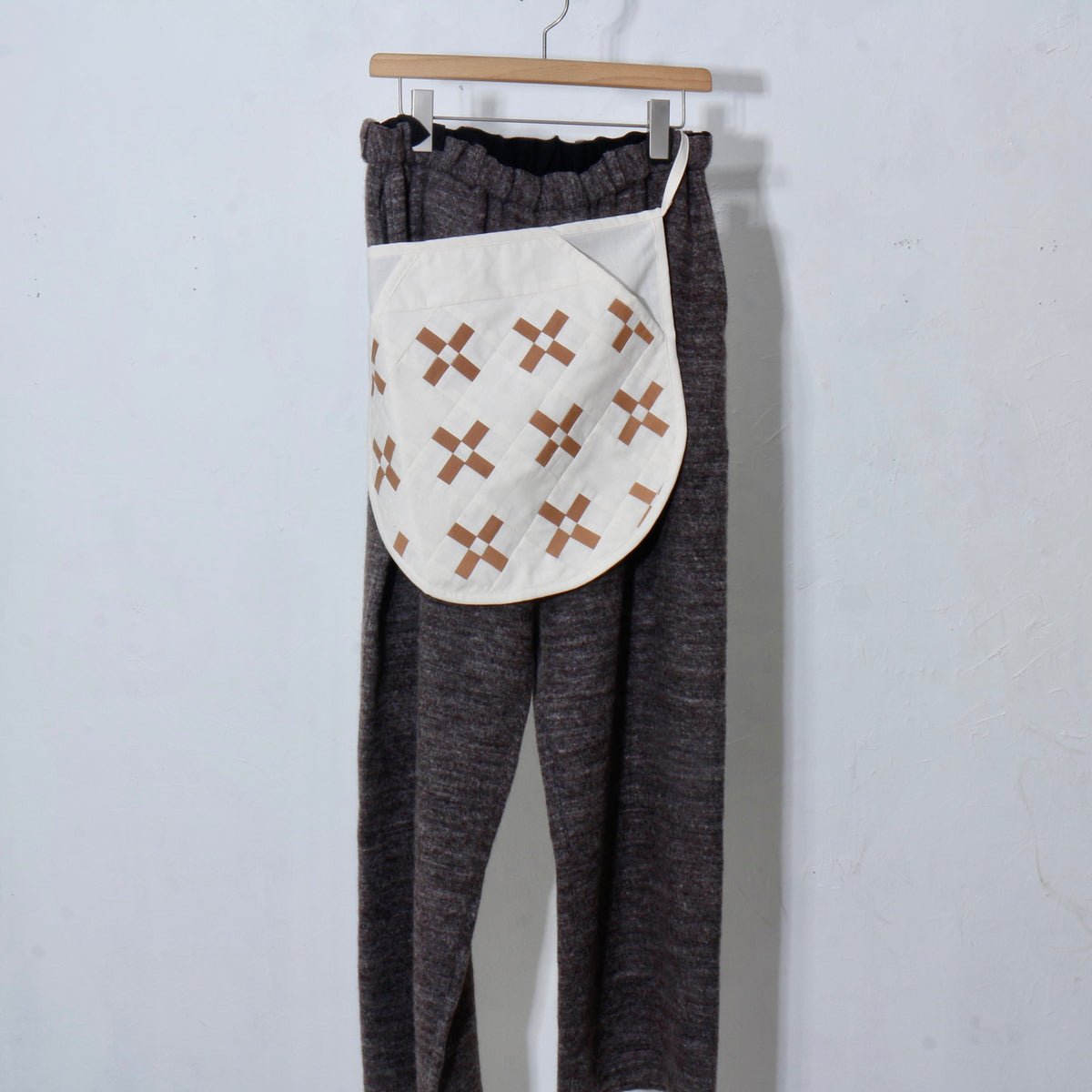 【HOUSE QUILT】 / APRON（ROUND）＜CROSS＞　※受注生産アイテムとなります。