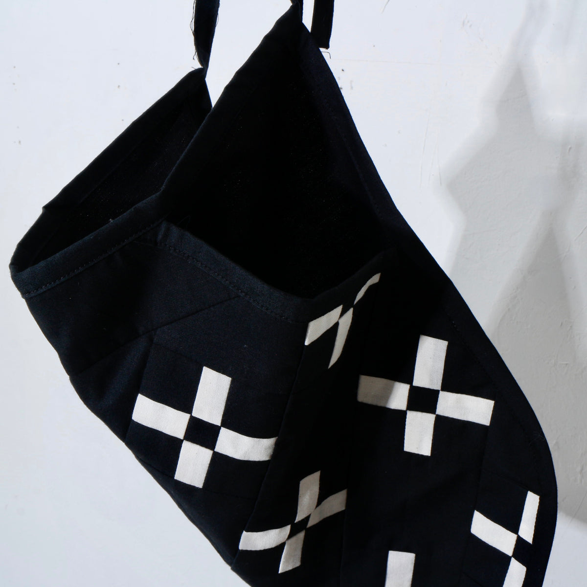 【HOUSE QUILT】 / APRON（ROUND）＜CROSS＞　※受注生産アイテムとなります。