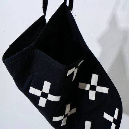 【HOUSE QUILT】 / APRON（ROUND）＜CROSS＞　※受注生産アイテムとなります。