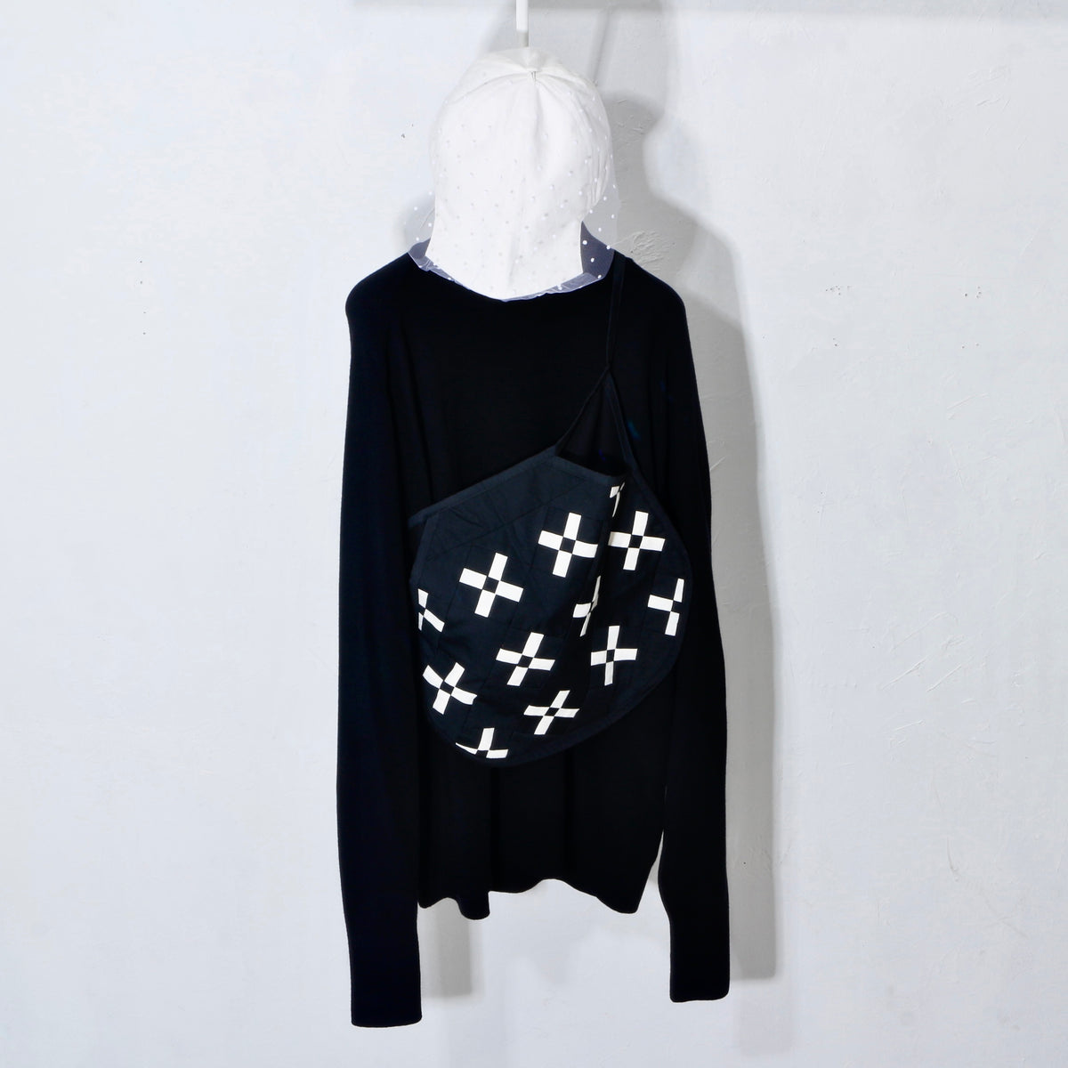 【HOUSE QUILT】 / APRON（ROUND）＜CROSS＞　※受注生産アイテムとなります。