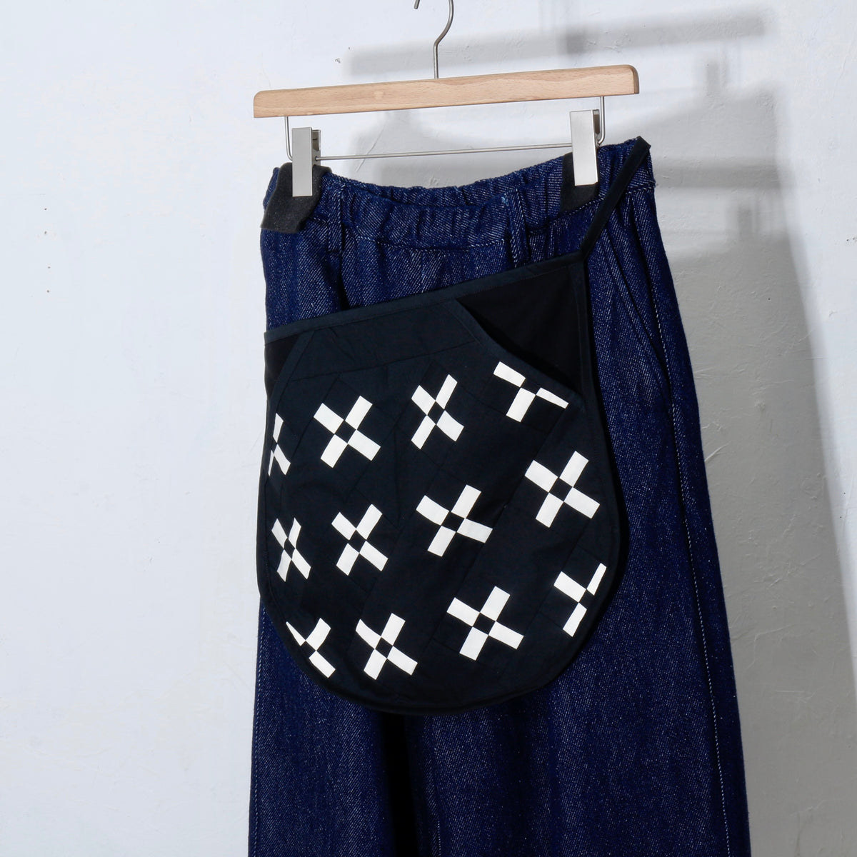【HOUSE QUILT】 / APRON（ROUND）＜CROSS＞　※受注生産アイテムとなります。
