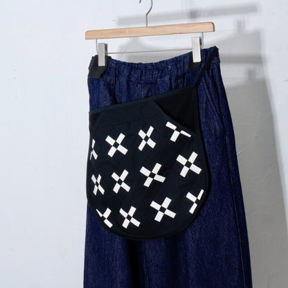 【HOUSE QUILT】 / APRON（ROUND）＜CROSS＞　※受注生産アイテムとなります。