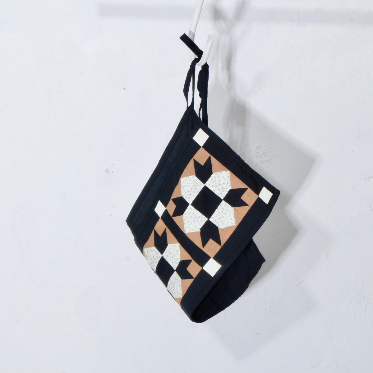 【HOUSE QUILT】 / APRON（SQUARE）＜FLOWER＞　※受注生産アイテムとなります。
