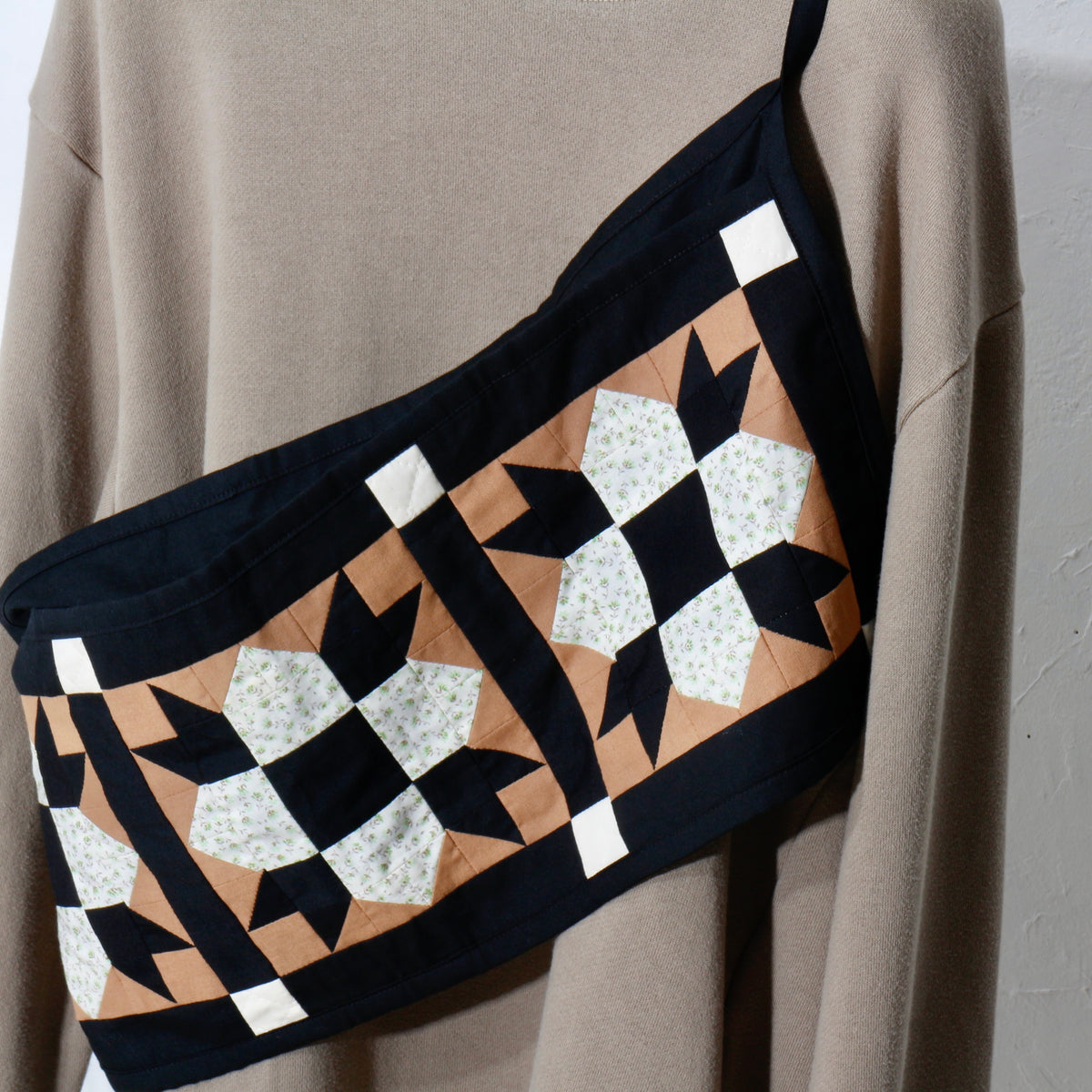 【HOUSE QUILT】 / APRON（SQUARE）＜FLOWER＞　※受注生産アイテムとなります。