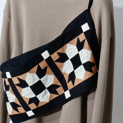 【HOUSE QUILT】 / APRON（SQUARE）＜FLOWER＞　※受注生産アイテムとなります。
