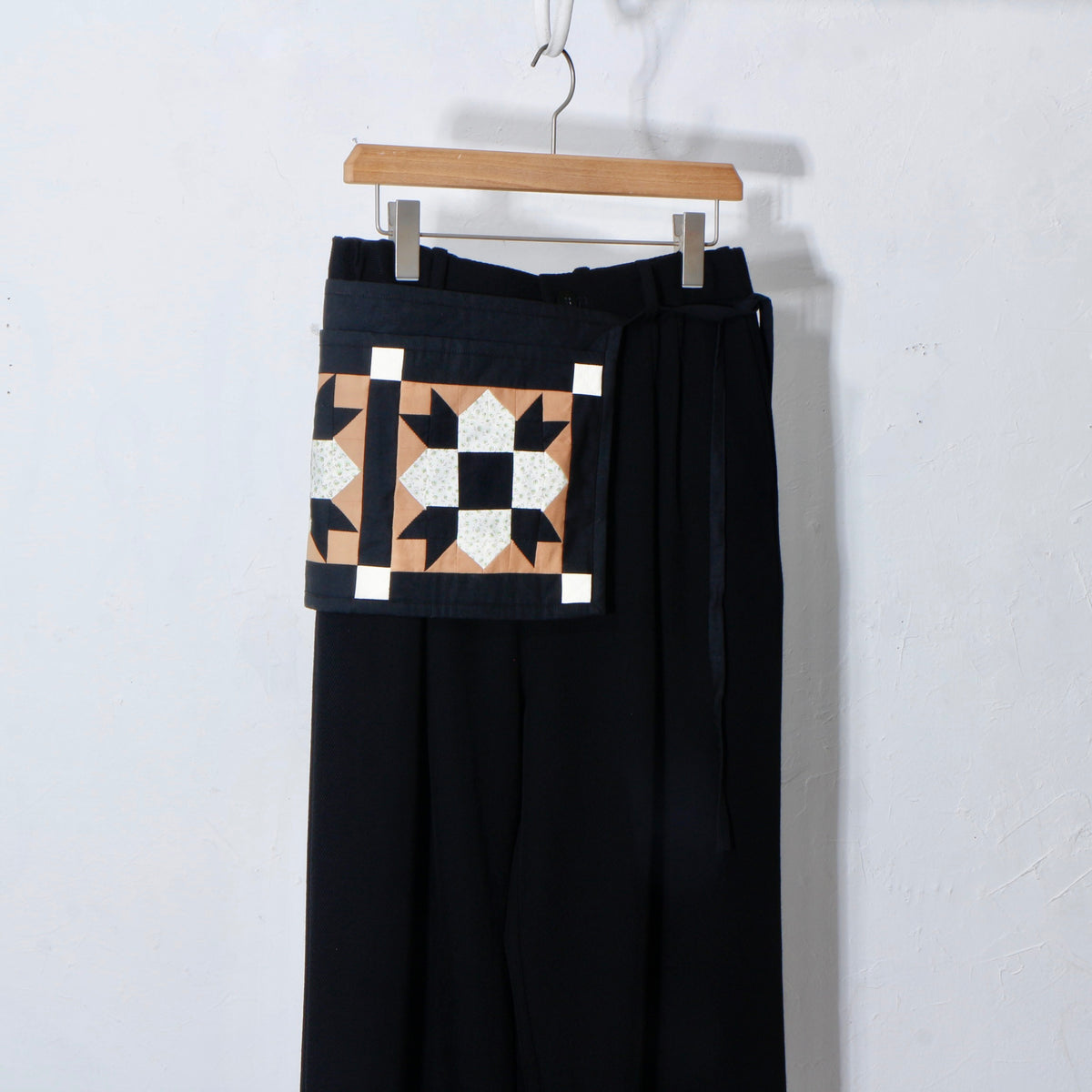 【HOUSE QUILT】 / APRON（SQUARE）＜FLOWER＞　※受注生産アイテムとなります。