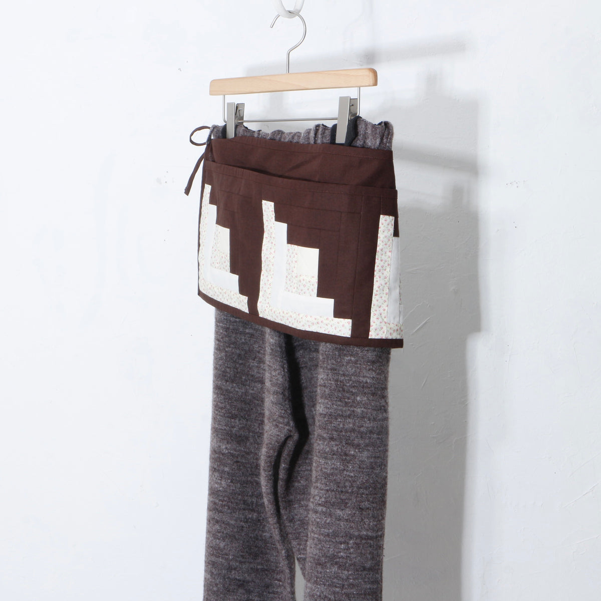 【HOUSE QUILT】 / APRON（SQUARE）＜LOG CABIN＞　※受注生産アイテムとなります。