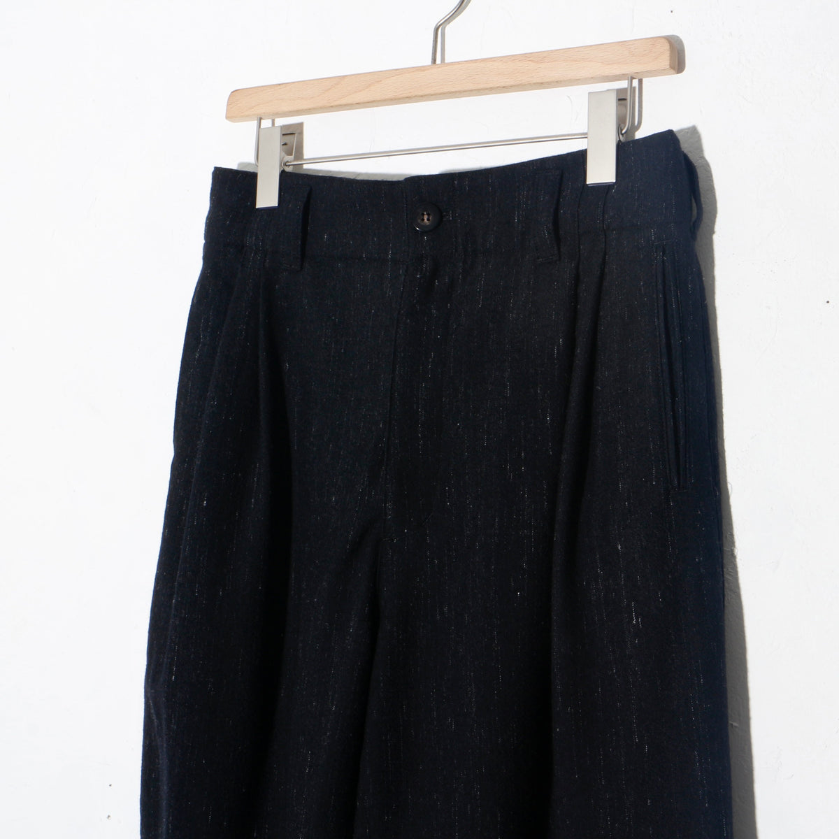 Cosmos wool 2tuck trousers / black