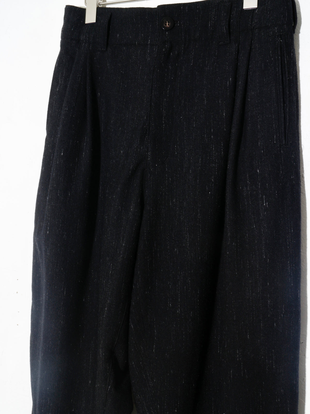 Cosmos wool 2tuck trousers / black
